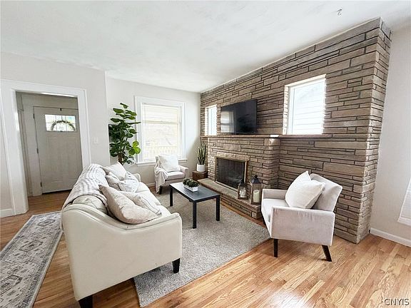 4th image of 1649 Bennett St