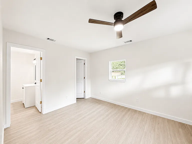 2302 Leacrest Dr — Photo 3