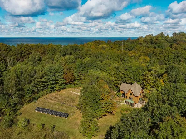 5150 Eagles Nest Ln, Leland, MI 49654