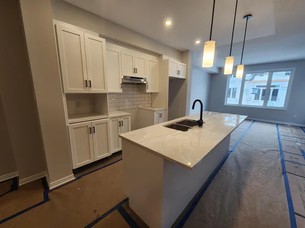 685 Taliesin Cres #1, Ottawa, ON K2S 2W5