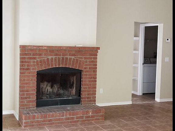 Working fireplace: vaulted ceilings