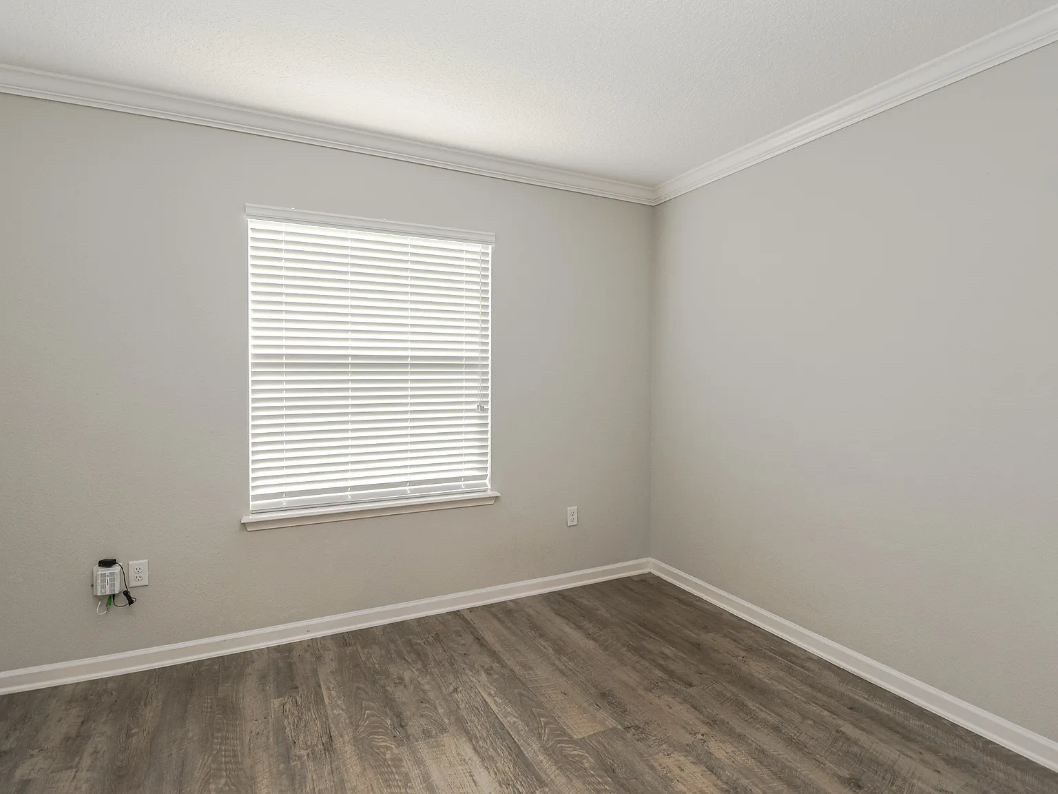 4 bed, 1988 sqft, $2,400 — Photo 4