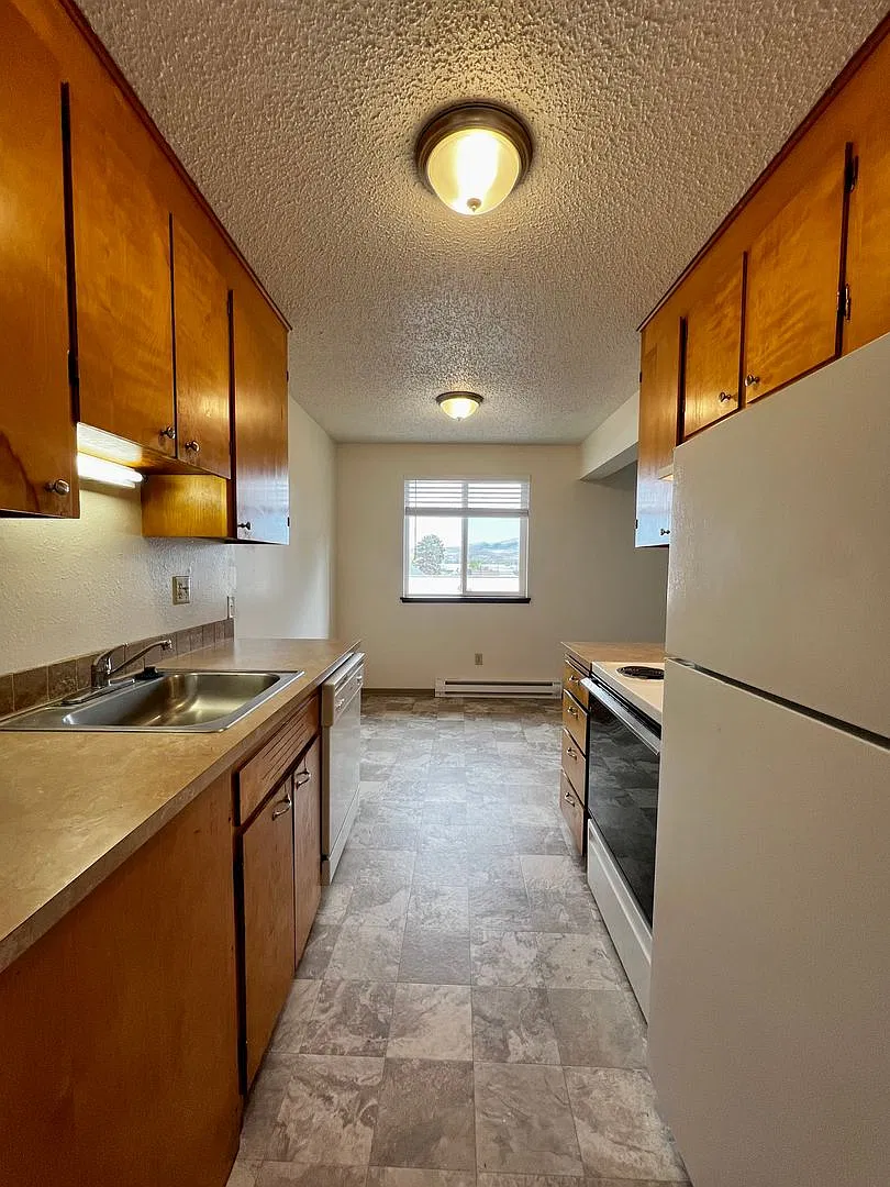 3 Level Apartment building - Selah WA — Photo 4