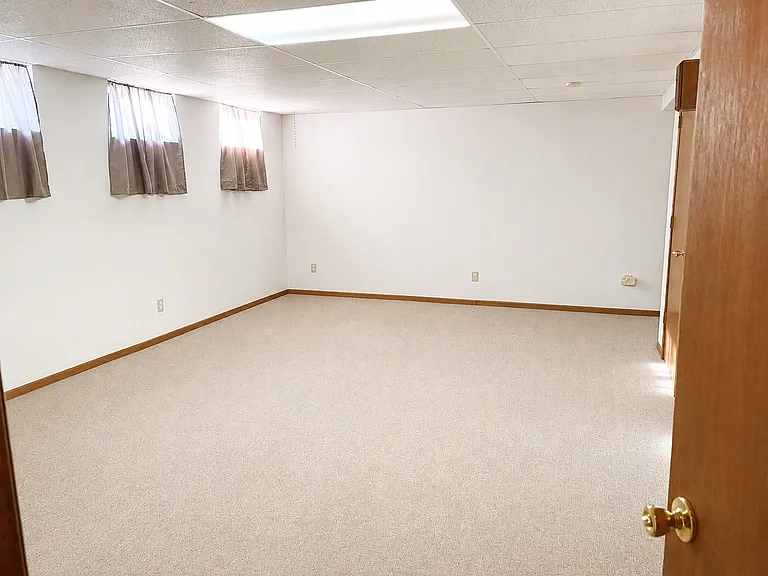 1461 Surrey Ln — Photo 14