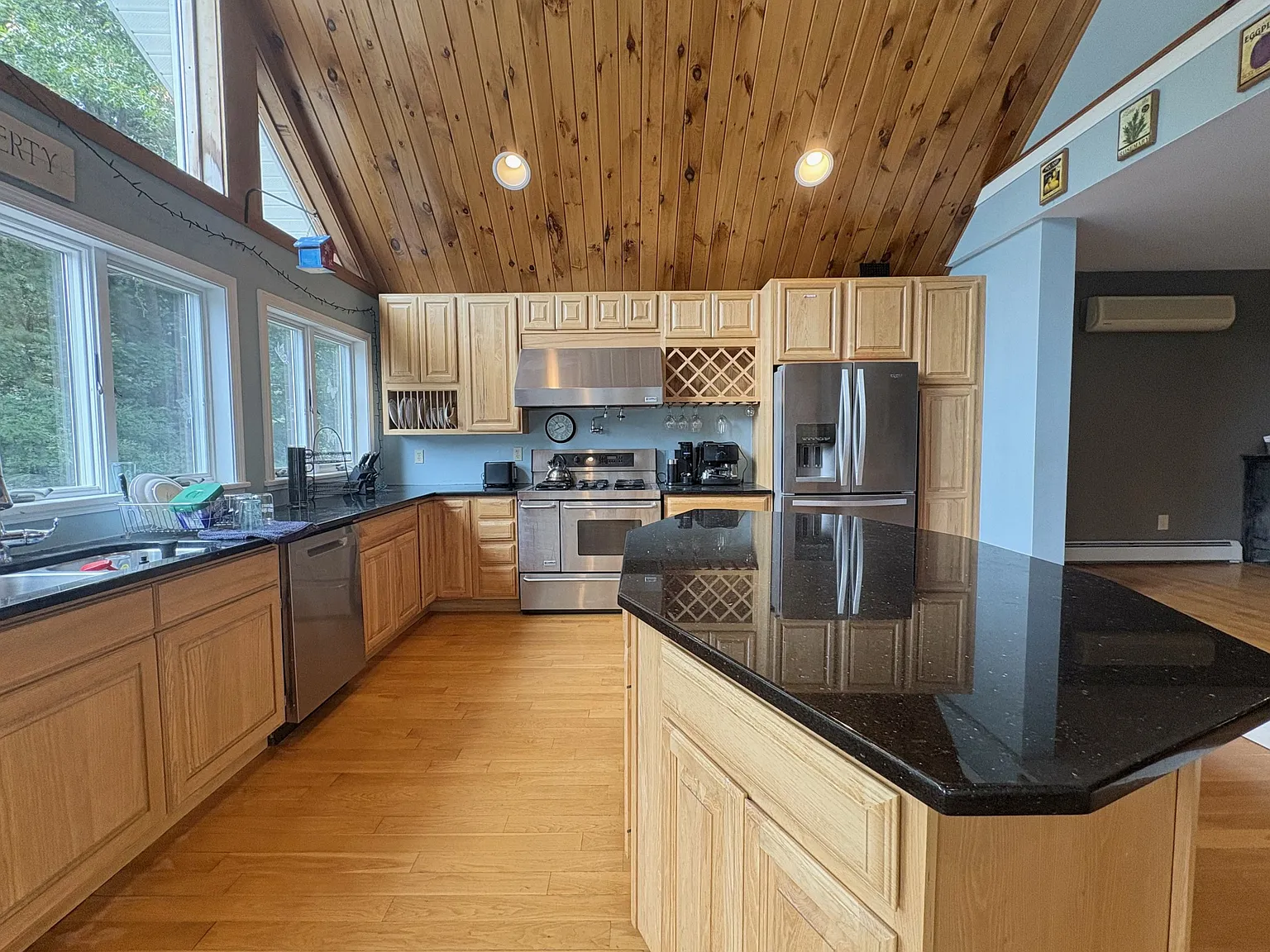 4 bed, 3123 sqft, $3,300 — Photo 2