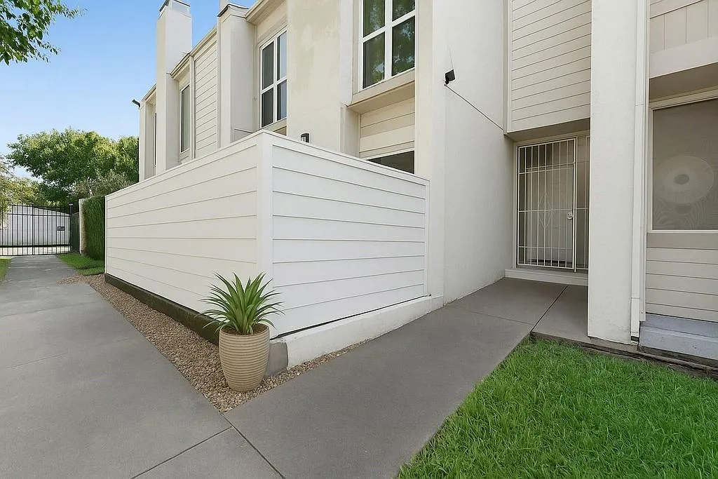 2 bed, 2.5 bath, 2200 sqft, $2,300 — Photo 1