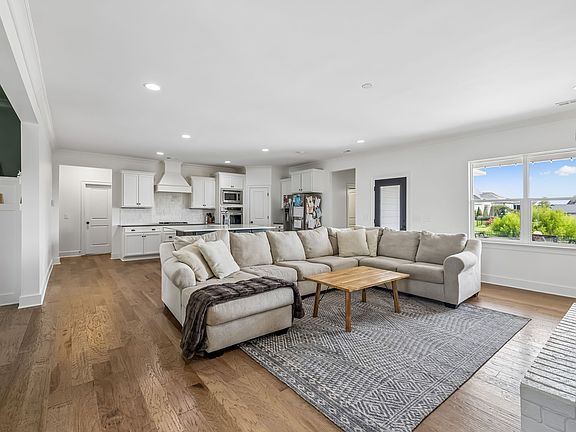 5th image of 670 Sire Ave