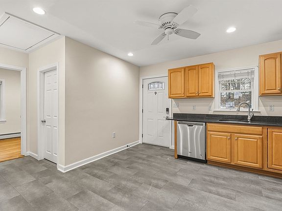 5th image of 12 Circle Dr