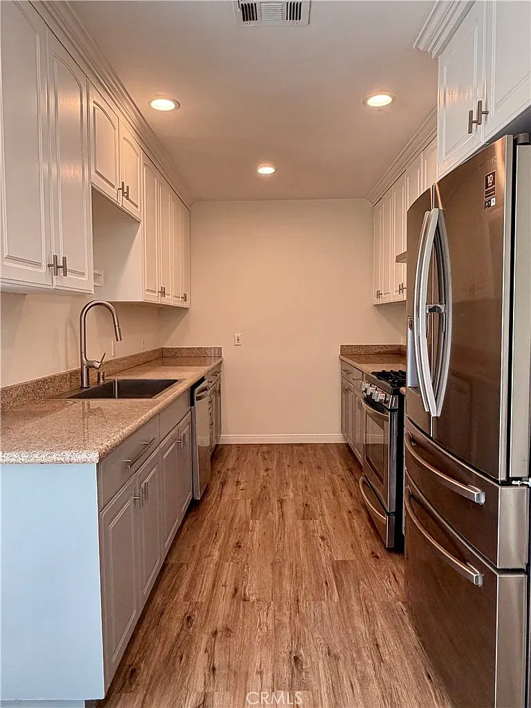 3 bed, 1123 sqft, $4,600 — Photo 2