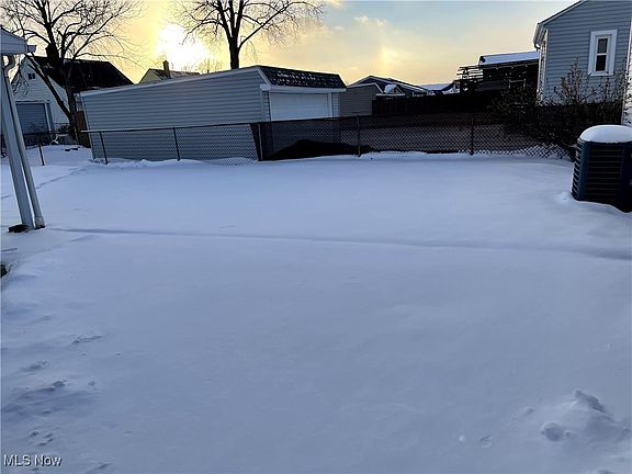 5th image of 15633 Harrison Dr