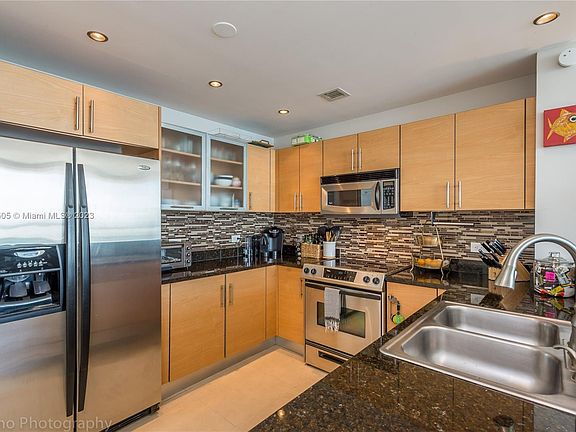 4th image of 725 NE 22nd St APT 9D