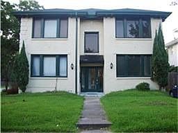 Welcome home! Second floor unit in the beautiful Museum District! Close to sho