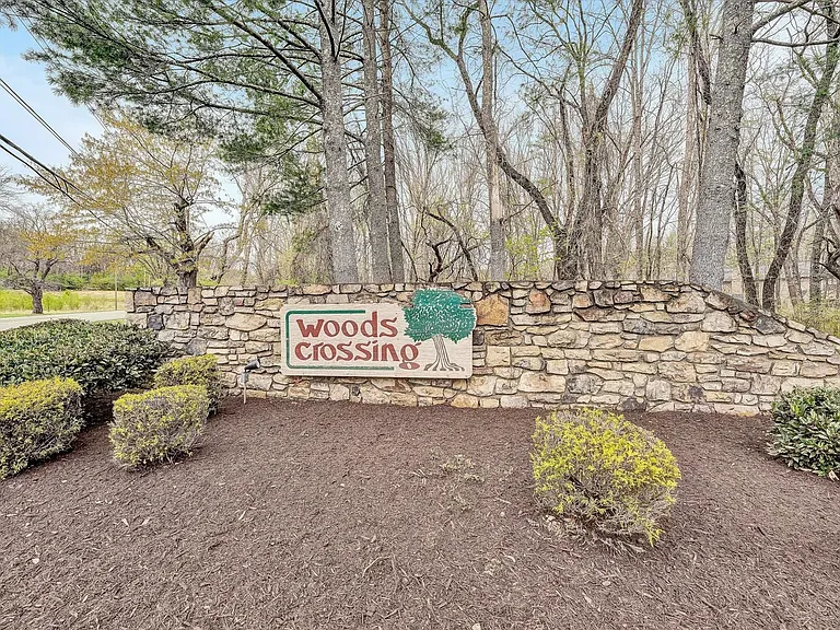 7122 Woods Crossing Dr — Photo 1