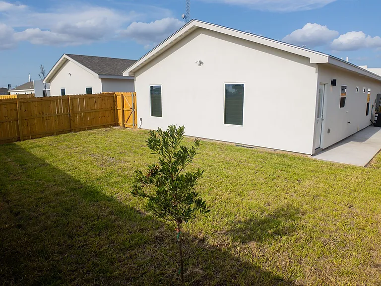 700 Dianne St — Photo 20
