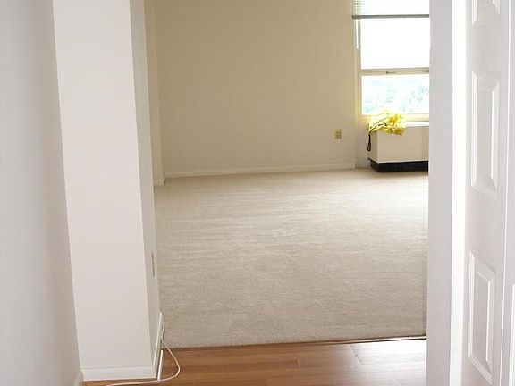 Entry Foyer w/Laminate Flooring