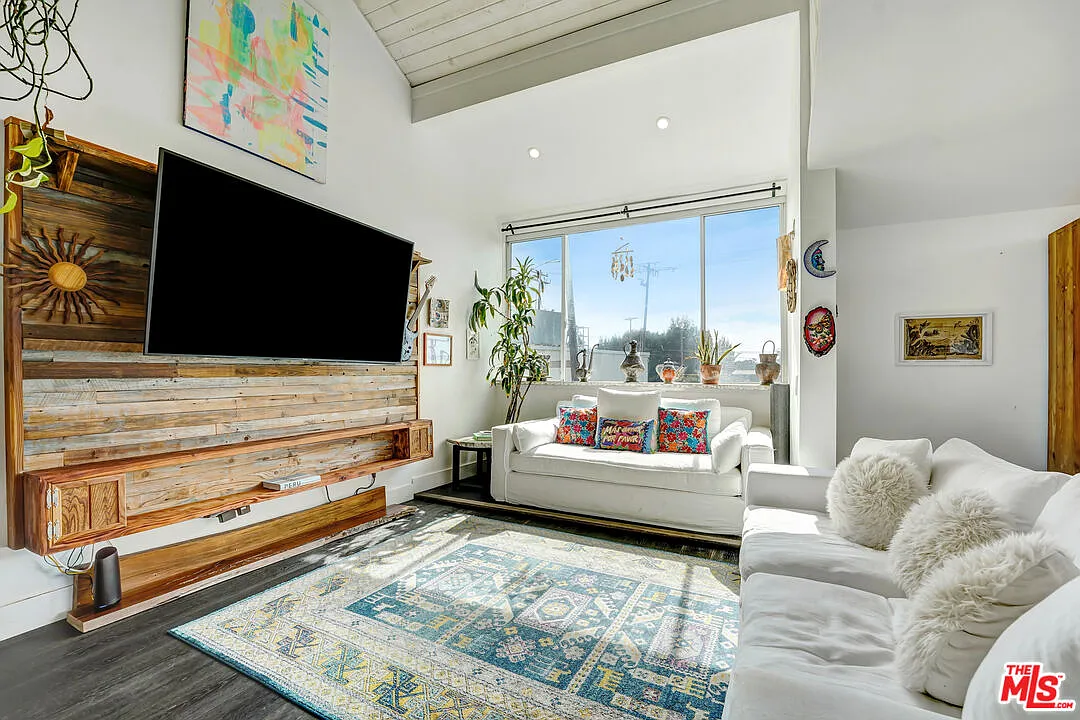 2 bed, 2.0 bath, 1960 sqft, $9,800 — Photo 3