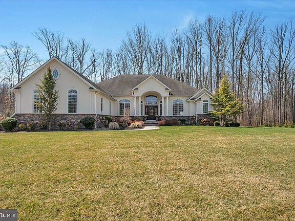 2nd image of 122 Joanne Ct