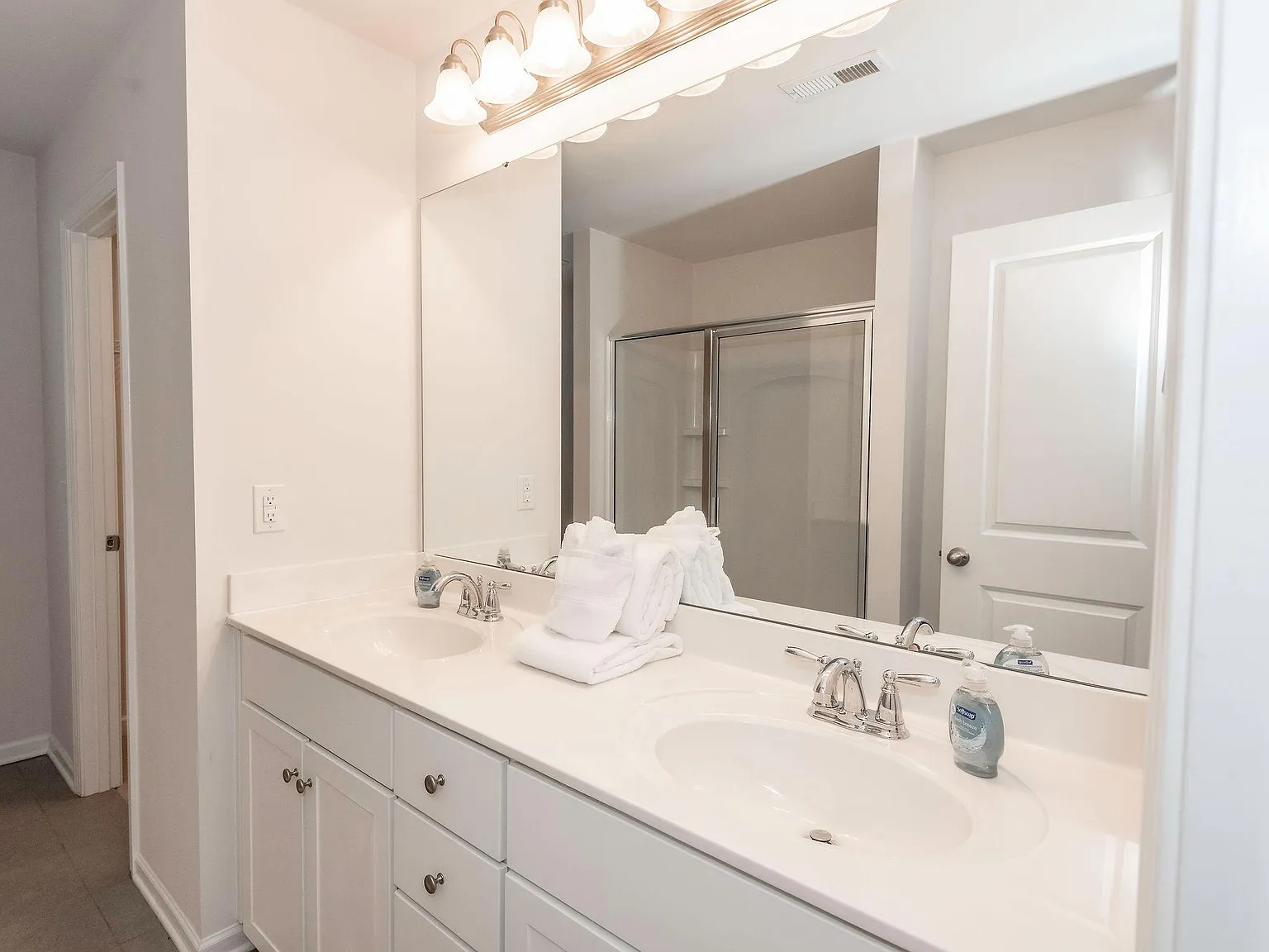 3 bed, 2.5 bath, 2300 sqft, $4,600 — Photo 3