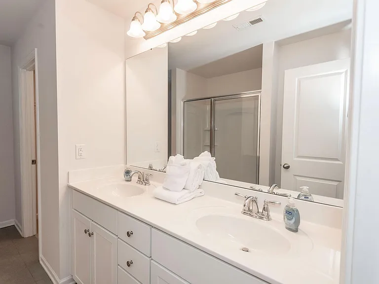 430 Carolyn Ln — Photo 3