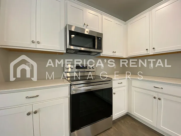 7940 Saint James Dr — Photo 6