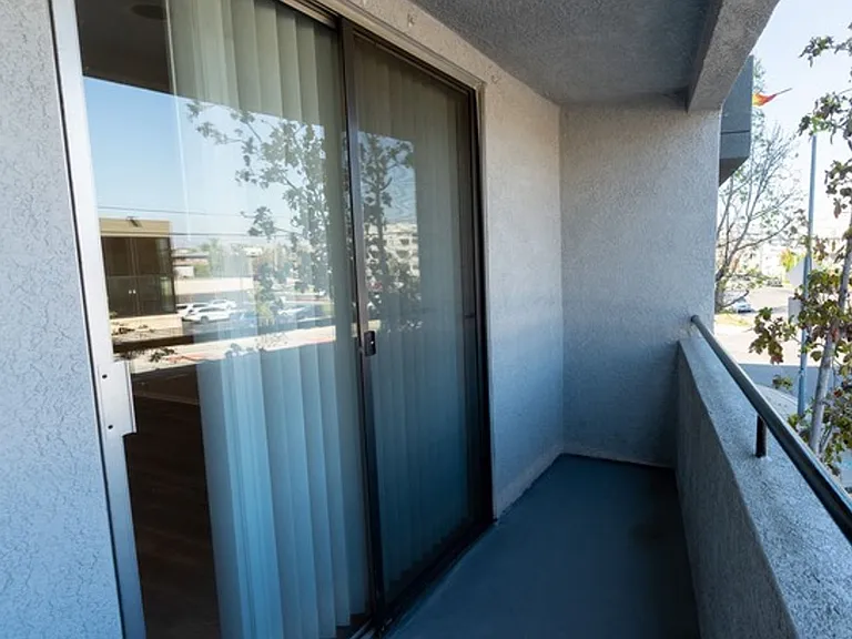 2039 North Las Palmas Ave — Photo 49