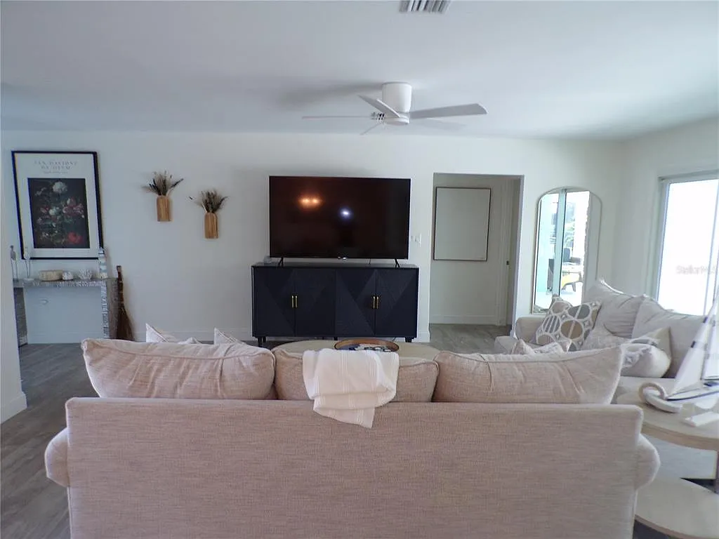 2 bed, 2.0 bath, 1558 sqft, $6,000 — Photo 4
