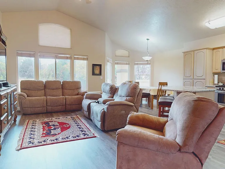 853 W Kestrel Ct — Photo 6