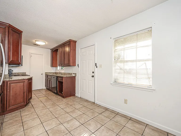 5612 Rose Dr — Photo 6
