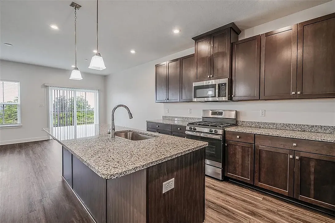 3 bed, 1744 sqft, $2,150 — Photo 2