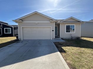 2371 Shadow Creek Cir, Des Moines, IA 50320