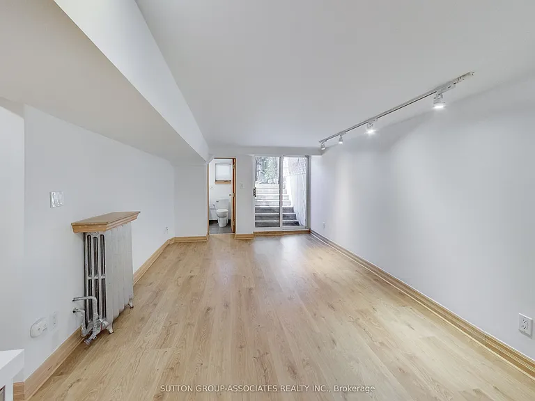 20 Kendal Ave #LOWER — Photo 2