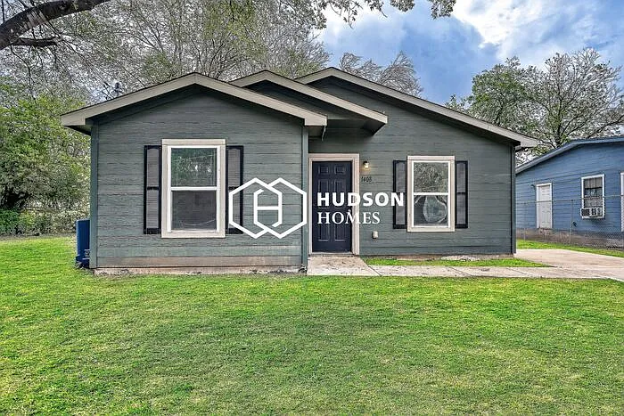 3 bed, 2.0 bath, 909 sqft, $1,249 — Photo 1