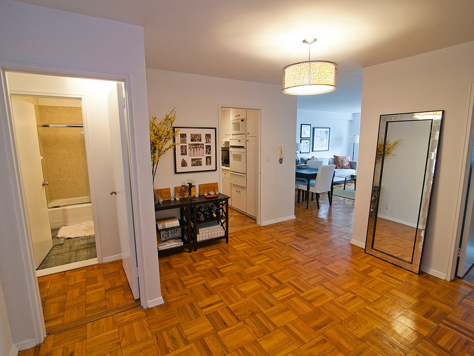 Spacious Foyer