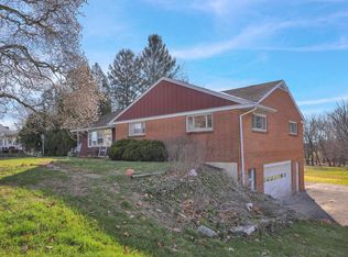 2460 Honeysuckle Ln, Lancaster, PA 17603