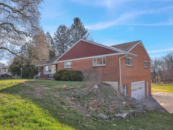 2460 Honeysuckle Ln, Lancaster, PA 17603