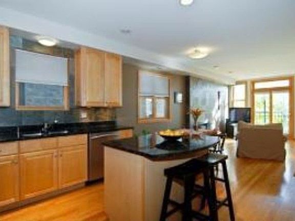 3rd image of 1056 N Marshfield Ave