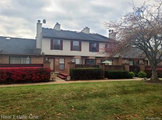 38872 Country Cir #90, Farmington, MI 48331