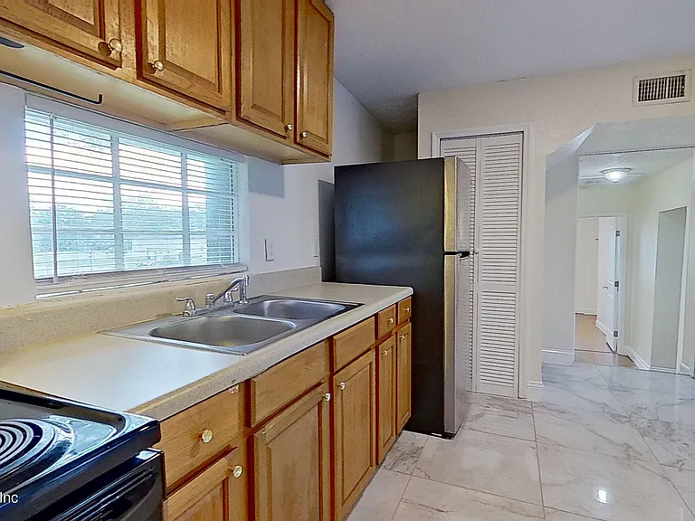 1049 Pippin St #B — Photo 5