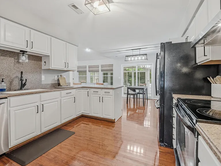 209 Norwich Dr — Photo 8