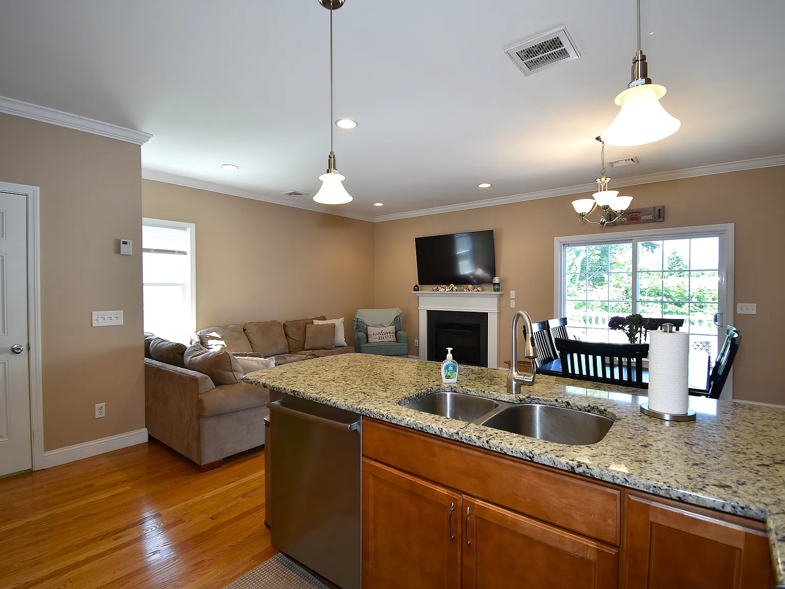 3 bed, 1850 sqft, $2,700 — Photo 3
