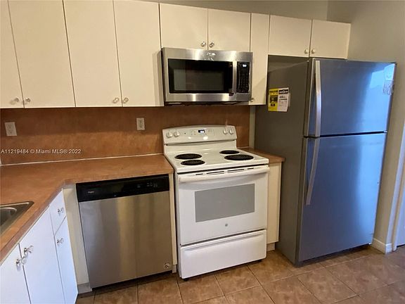 4th image of 980 NE 33rd Ter Unit 102