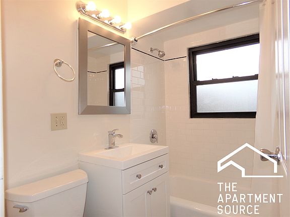 2nd image of 1644 W Sherwin Ave #3C