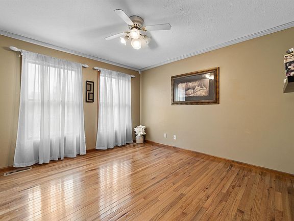 5th image of 812 Bur Oak Ct E