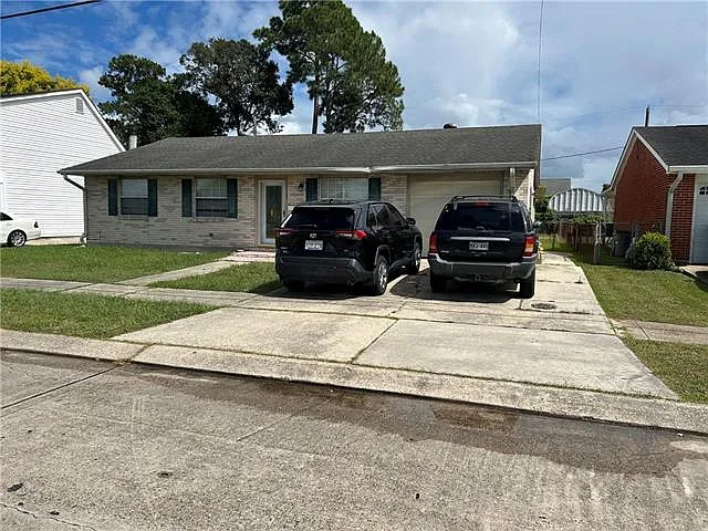 3 bed, 2.0 bath, 2079 sqft, $1,800 — Photo 2