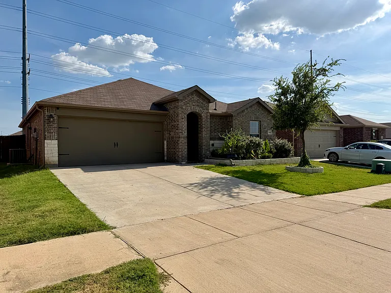 1408 Skyline Dr — Photo 2