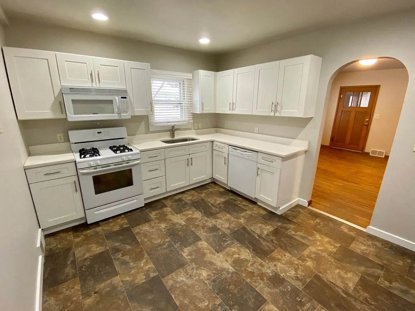 Spacious 4 bed 2 bath ranch home with two family rooms! — Photo 2