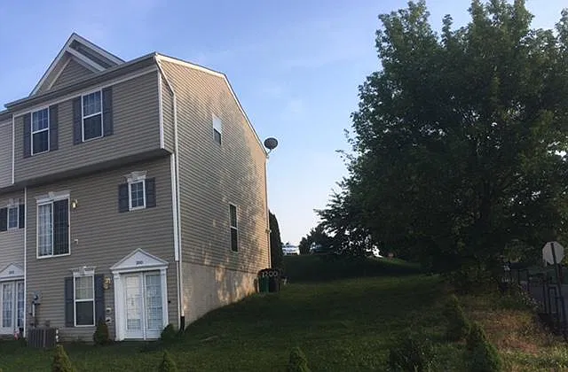 3 bed, 2.5 bath, 1750 sqft, $1,950 — Photo 3