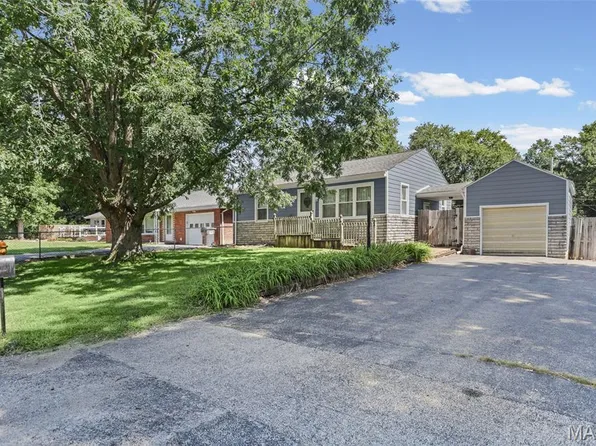 1137 Pine Dr, Belleville, IL 62220