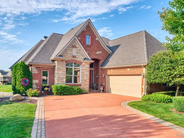 10769 Cliffview Dr, South Lyon, MI 48178