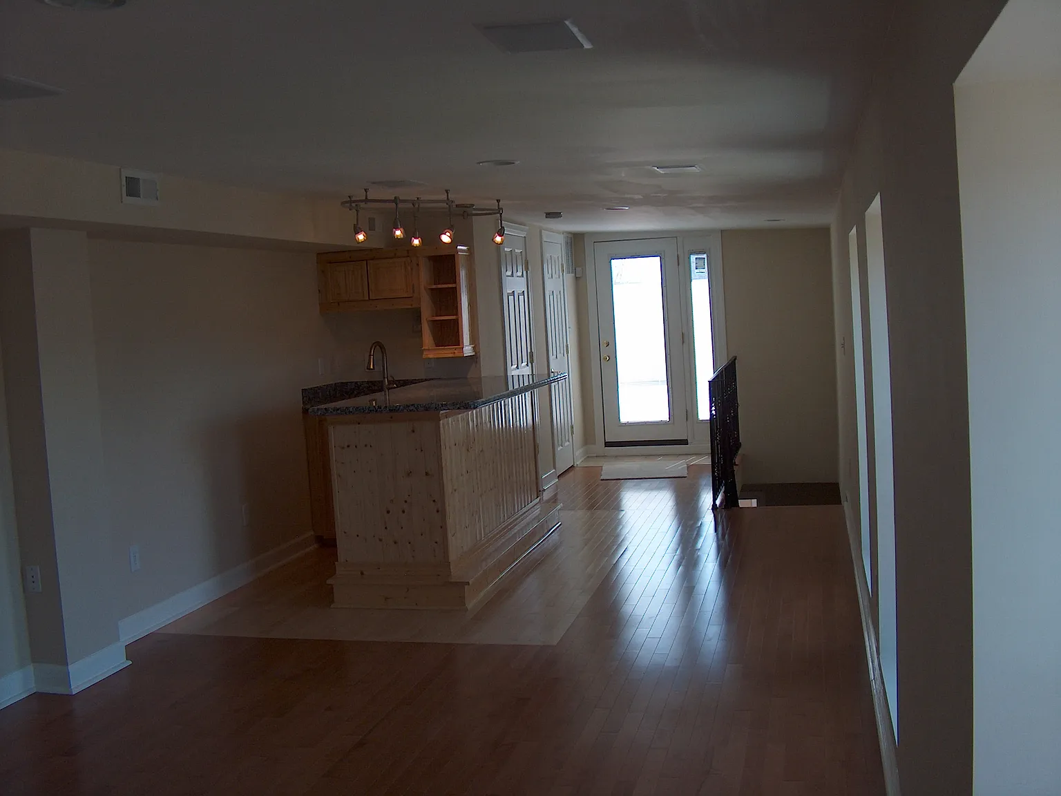 4 bed, 2400 sqft, $850 — Photo 4